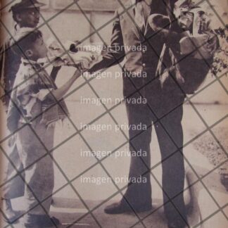 AFICHE RETRO CARTEO ENTREGANDO REGALO DE REYES 1943